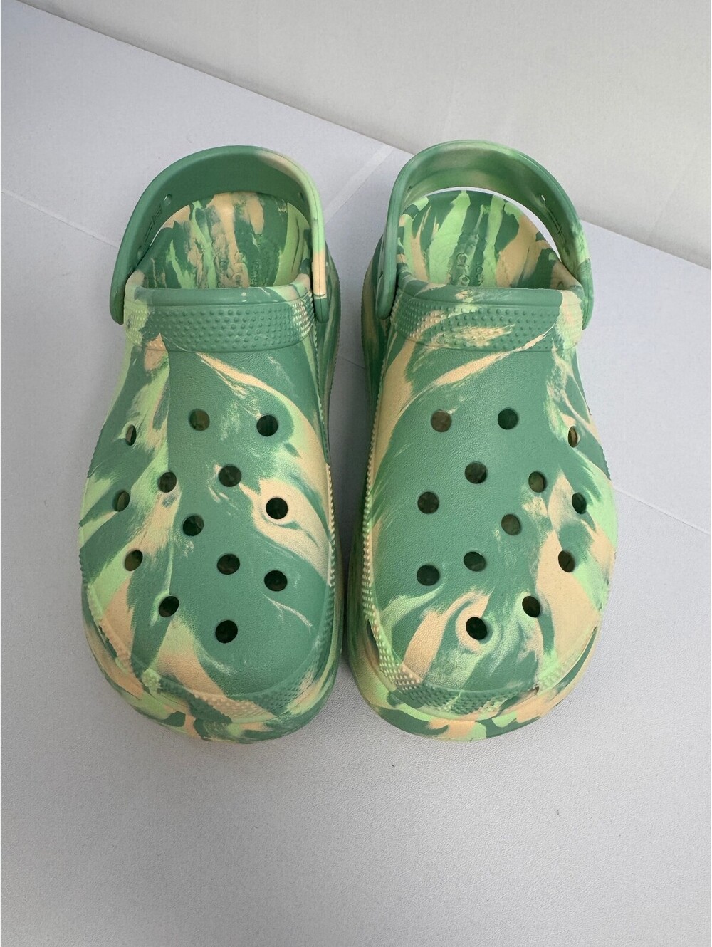 Crocs Classic Crush Marbled Platform Clogs Jade Green Multi - Mens 5 | Womens 7 - Picture 2 of 8